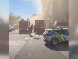 V Bratislave horí sklad v blízkosti ubytovne, ľudí evakuovali