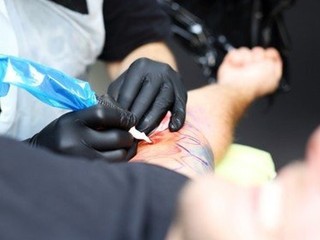 Tatér vytetoval klientke na pažu nesprávne meno syna. Žena dieťa premenovala