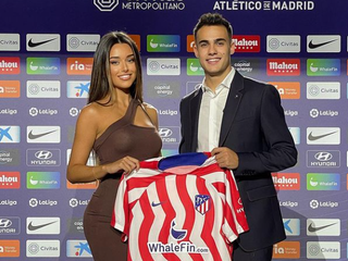 Španielskeho futbalistu predstavili v jeho novom klube: Šou ale ukradla jeho sexi priateľka