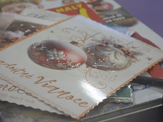 V Humennom sa na poštárku tešia ako na sviatok. Pre seniorky majú vianočné pohľadnice výnimočné čaro