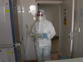 Slovenská lekárska komora odporúča povinné očkovanie a účasť neočkovaných pri liečbe covidu