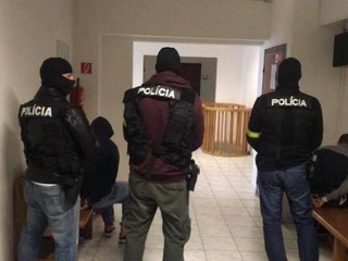 Štyria autičkári z okresu Hlohovec skončili vo väzbe, Fabiu rozmontovali do hodiny