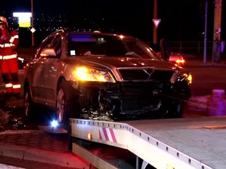 V Prešove sa zrazili dve autá a neskôr aj kamióny. V jednom z nich prevážali fľaše na alkohol