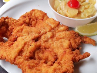 Muž zaútočil na rovesníka. K násiliu ho prinútila obava, že mu v jedálni nezostane rezeň