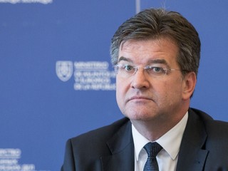 Neúcta k ľuďom či správny krok. Reakcie na rozhodnutie Lajčáka sa líšia