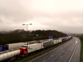 Slovensko zastavuje lety z Veľkej Británie. Británii hrozí nedostatok ovocia a zeleniny z Francúzska