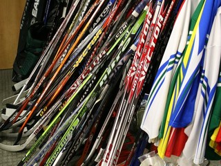 Ruský hokejista vo fínskom väzení, údajne znásilnil dievča