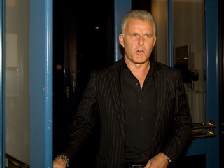 Holandský novinár zraneniam podľahol po týždni od incidentu. Kráľ označil udalosť za útok na žurnalistiku