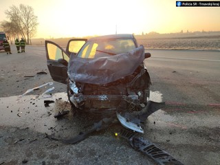 Neďaleko obce sa zrazili dve autá. Vodička (45) jedného z vozidiel nehodu neprežila