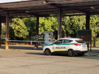 Ráno našli na zastávke mŕtveho muža. Polícia nevylúčila cudzie zavinenie