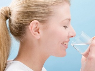 Obyvatelia obcí, ktoré odstavili pred sviatkami od vody, už nemusia k cisternám