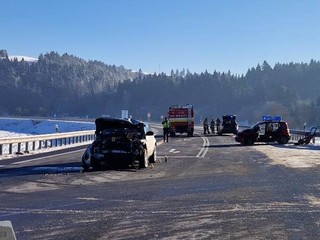 Tragická zrážka dvoch áut. Jeden z vodičov prišiel o život