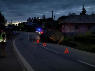 Vojenské auto v priekope s odtrhnutým kolesom