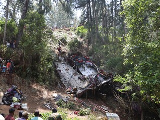 Tragédia na Srí Lanke: Autobus sa zrútil z útesu, hlásia desiatky mŕtvych