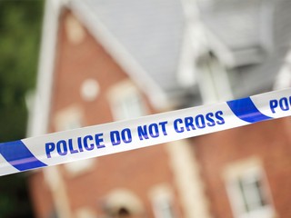 Žena chcela svojho snúbenca otráviť očnými kvapkami. Videla to vo filme