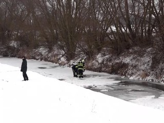 Pri Prešove deti objavili časť ľudského tela v zamrznutej rieke