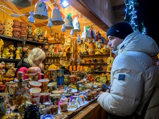 Stačí chvíľa nepozornosti: Vianočné trhy lákajú aj kriminálnikov
