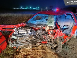 Po čelnej zrážke prišiel vodič o život. Zranenú vodičku previezli do nemocnice