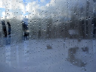 Máte zarosené okná vo svojom starostlivo chránenom príbytku? Tu je vysvetlenie, čo sa deje, ak je na okne para