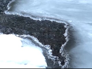 Jeden zlý krok a turista sa kúpe v ľadovej vode. Najväčšia zimná atrakcia robí záchranárom starosti