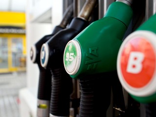 Koniec dieslovým a benzínovým autám. EÚ chce zabrániť otepľovaniu