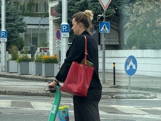 Bolt zrušil účet  Romane Tabakovej za riskantnú jazdu na kolobežke