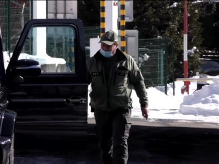 Na hraniciach so susednými štátmi je rušno. Prevádzačstvo je veľká sieť a nie je ľahké ju rozbiť