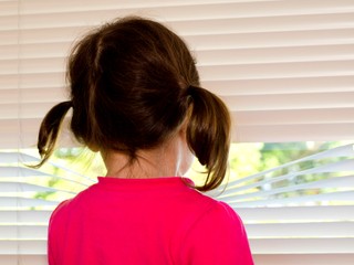 Žena ukrývala svoje dieťa 2 roky v kufri auta. Hrozí jej 20 rokov väzenia