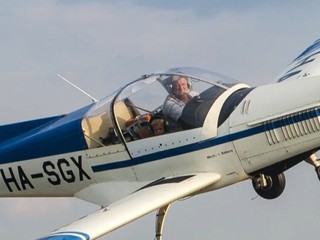 Osemročný Martinko pilotuje lietadlo ako sa väčšina jeho rovesníkov bicykluje. K letectvu priviedol vnuka starý otec