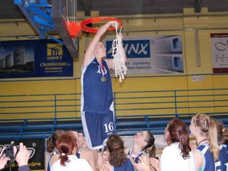 Krásne basketbalistky si zopakujú majstrovské oslavy