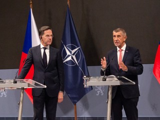 Šéf NATO na návšteve v Česku: Zvýši krajina výdavky na obranu?