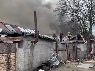 V rómskej osade na Záhorí horelo niekoľko domov. Hasičom pomáhali aj miestni