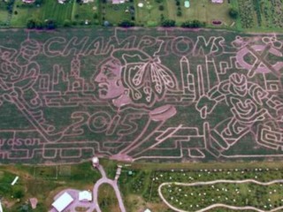 Stanleyho pohár už cestuje, poctu pre Chicago vidno aj v kukurici