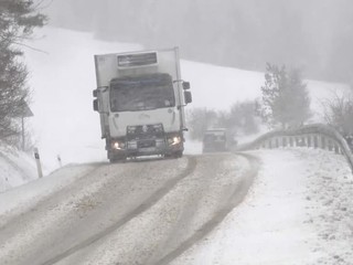 Pod Tatrami vyťahujú zimné bundy, opäť nasnežilo