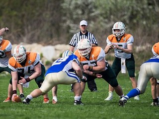 Monarchovia sa v bahennom kúpeli prebrodili do finále