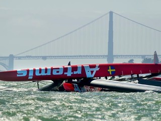 Prevrátený katamarán zabíjal na mori pod Golden Gate