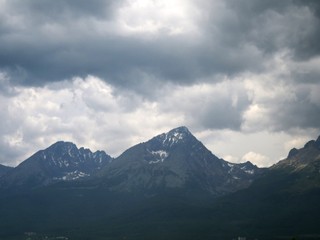 Orkán v Tatrách: Silný vietor láme stromy aj vedenia, výpadky hlásia viaceré obce