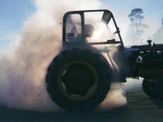 VIDEO: Policajti naháňali traktor. Šofér nafúkal