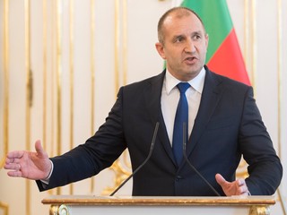 Bulharský prezident Rumen Radev oznámil, že odstúpi z funkcie