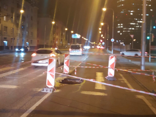 V Bratislave na Vajnorskej sa prepadla vozovka. Premávku museli obmedziť