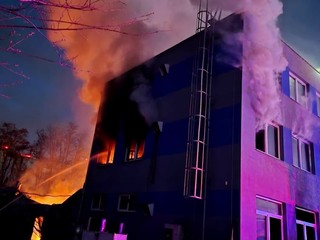 Útok na zbrojovku v Pardubiciach: Súd poslal do väzby ďalšieho obvineného