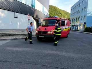 Tínedžerka leží v ťažkom stave v nemocnici. V nákupnom centre spadla z 15-tich metrov na betónovú cestu