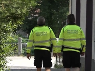 Varila džem a za oknom šľahali plamene. Podpaľač mal pri sebe mamu