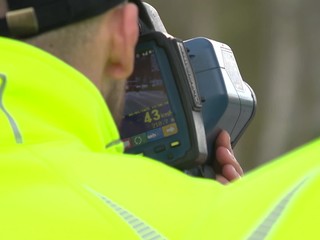 Dvaja policajti merali rýchlosť bez radaru. Peniaze z pokút si nechali