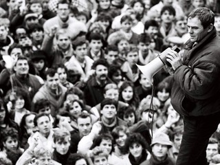 Politológ: Nežná revolúcia nám priniesla slobodu aj ekonomickú prosperitu