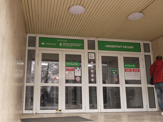 V nemocnici v Humennom našli skrytú kameru na toaletách, páchateľ sa pri jej inštalácii natočil