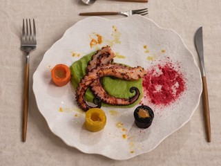 Chobotnica s bazalkovo-limetkovým pyré a zeleninou