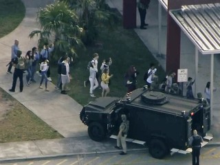 Masaker na Floride: Trenér skočil pred študentov a chránil ich pred strelami