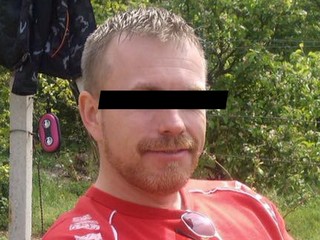 Policajt chcel pomôcť posádke odstaveného auta, bojuje o život