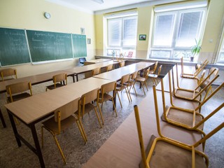 Začínajúci učitelia by od septembra mali zarábať viac